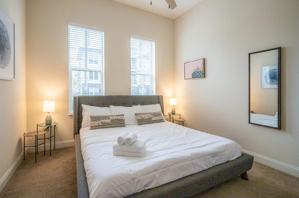 Laid Back 1Br W Comfy Living Room And Bar Charlotte Exterior foto