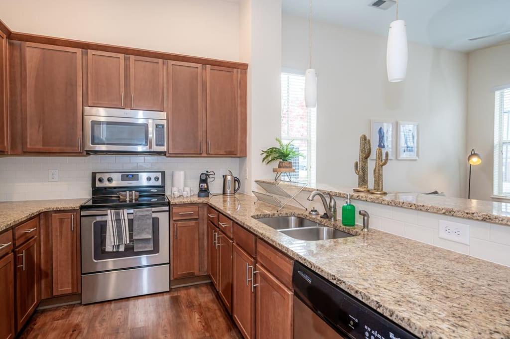 Laid Back 1Br W Comfy Living Room And Bar Charlotte Exterior foto